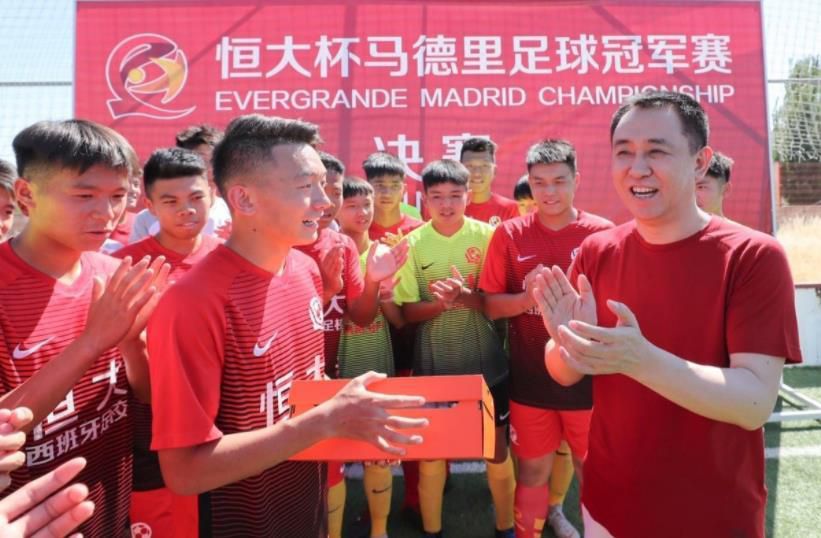 回来后，我们几个演员坐在院子里开始练习发呆。